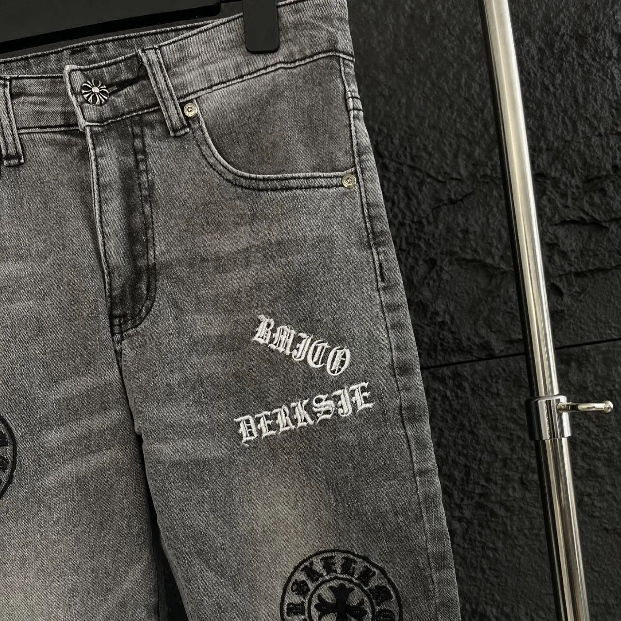 🅿️250 Crow Heart Original Pants Style No.: X037 🔥New! Chrome Hearts foreign trade order high street slim jeans, the must-have pants for fashionistas are here!  This pair of pants can be said to be both good-looking and high-quality in the Croxin series. The heavy-duty washing process is used to give the fabric a unique texture. The upper body is straight and stylish, showing high-end taste. The three-dimensional cutting fits the curves of the human body, perfectly outlines the figure, is fashionable and slim-fitting.  Made of thick beaded canvas fabric, it is soft and skin-friendly after washing and has excellent breathability. The hardware is customized according to the original ZP version, and the unique small leather label on the back waist is unique in design, simple but with hidden details everywhere. Exquisite workmanship, neat and fine wiring, showing high-end quality, widening the gap with ordinary market versions.  Genderless design, both men and women can easily control it, and easily grasp the genderless trend.  ⚪Color: High-end gray, low-key yet individual 📏Size: 28-36 (corresponding to S-XXL)